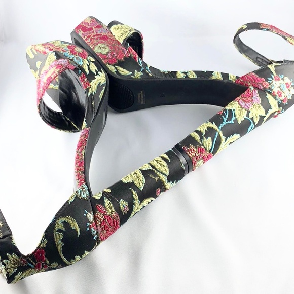 🆕Guess Floral Brocade Chunky Heel Sandal Size 9 - Picture 4 of 8